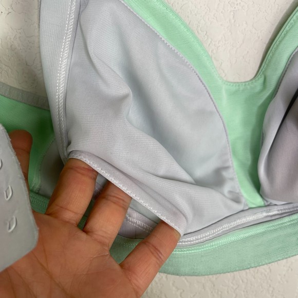 Lululemon Ta Ta Tamer III Bra in Mint Green size 34D - Picture 5 of 7